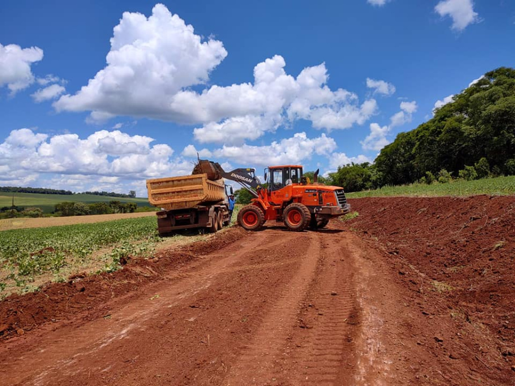São Pedro do Iguaçu – Readequação e cascalhamento de estrada rural