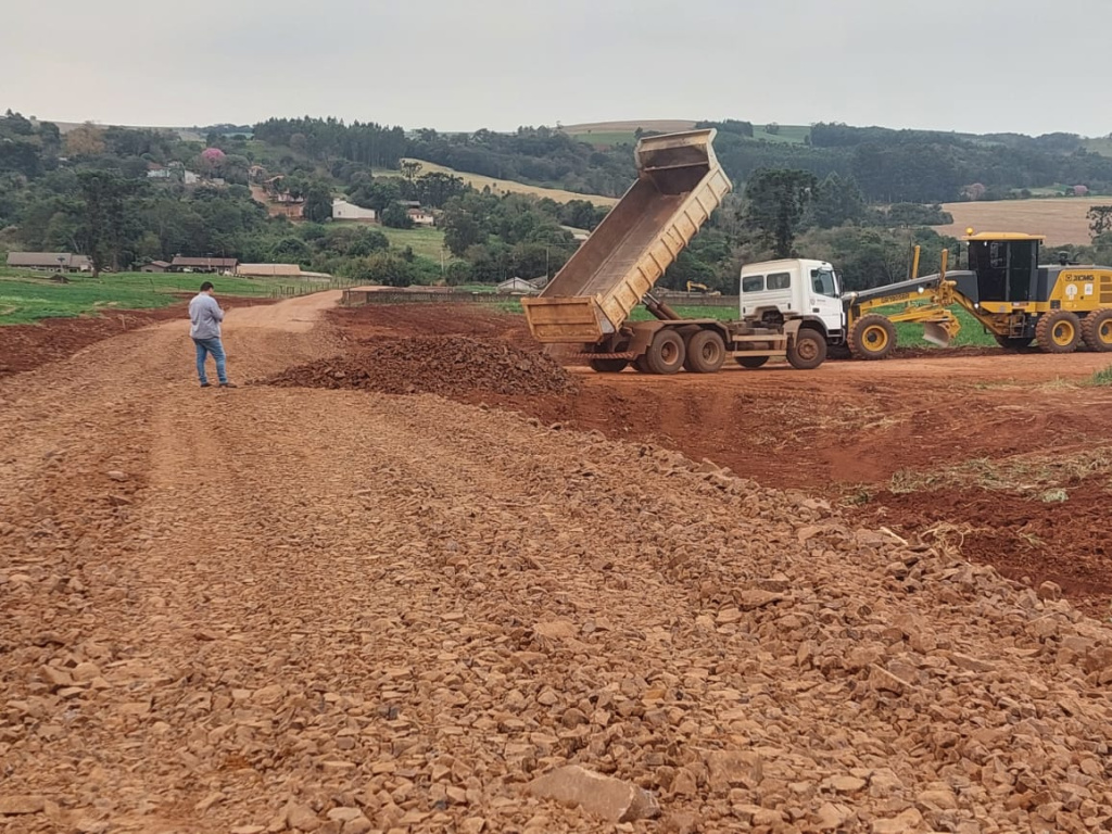 Céu Azul, readequação de estrada e cascalhamento