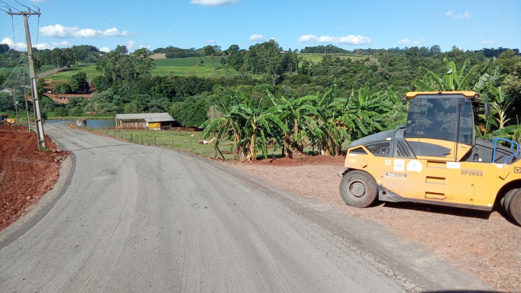 Obras de pavimentação asfáltica em TST no município de Céu Azul