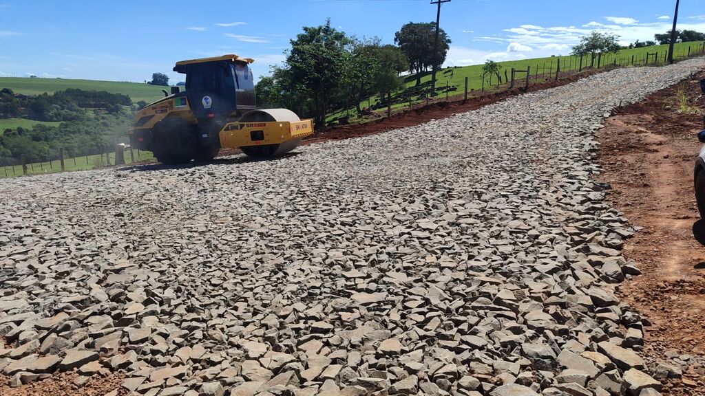 Pavimentação asfáltica sendo executada em Ouro Verde do Oeste